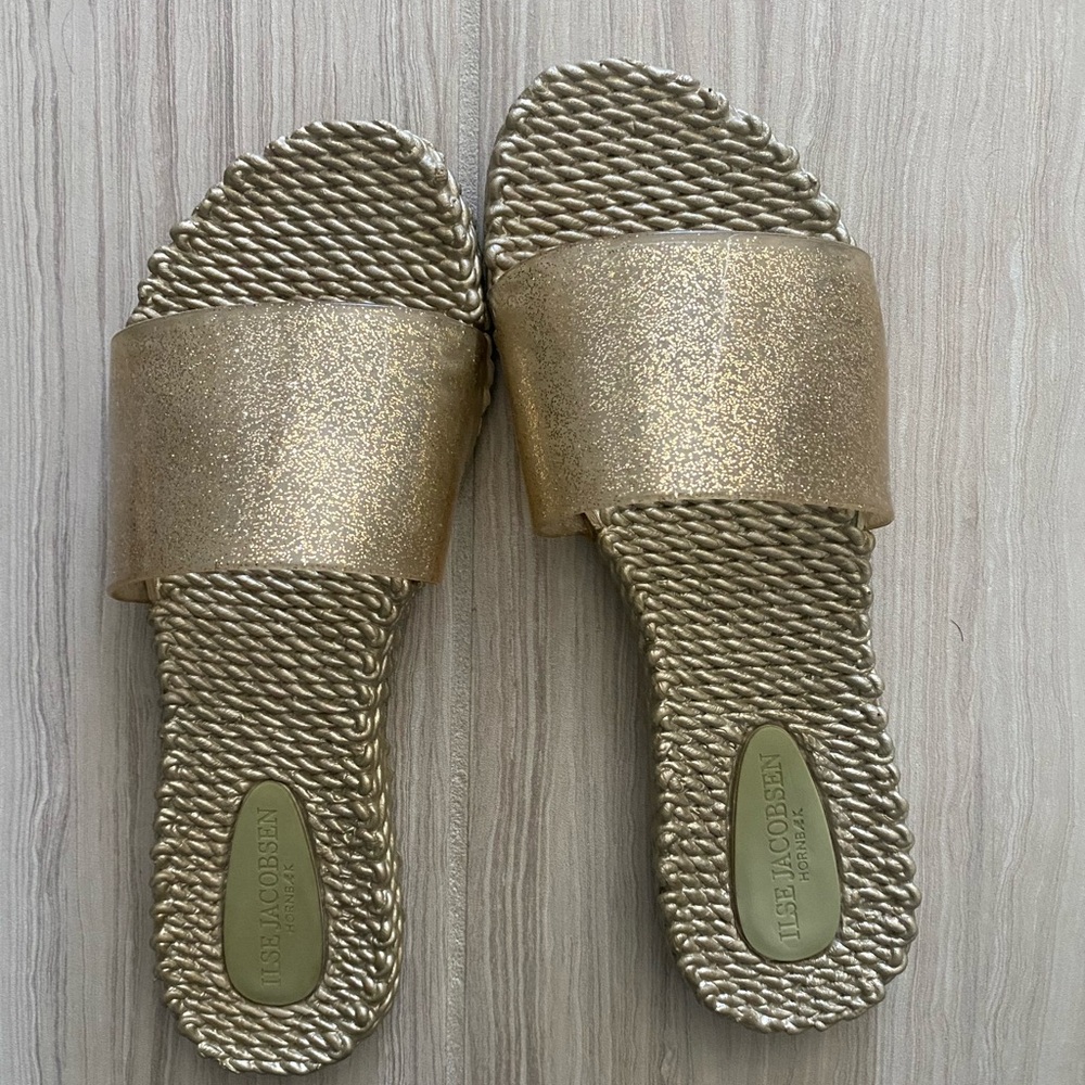 Isle Jacobsen rubber gold glitter slides. Size 10